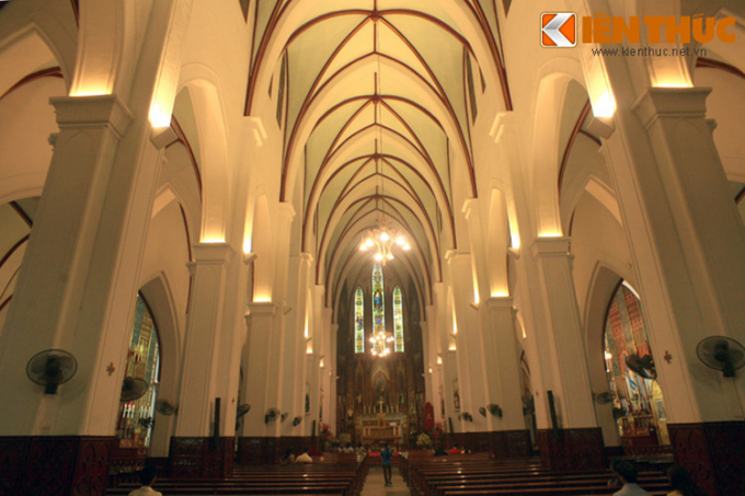 5. Nhà thờ Lớn Hà Nội - nhà thờ Công giáo cổ xưa nổi tiếng nhất thủ đô - nằm cuối phố Nhà Thờ, cách khách sạn Melia khoảng 600 mét.