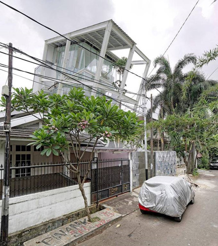 Nằm trên lô đất 8x20m ở khu dân cư cao cấp Pondok Indah, Nam Jakarta (Indonesia), ngôi nhà 3 tầng thu hút sự chú ý của nhiều người bởi thiết kế bằng khung thép và nghiêng 20 độ.