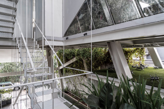 Cầu thang lưới thép vừa tạo điểm nhấn vừa giúp không khí và ánh sáng lưu thông trong ngôi nhà.