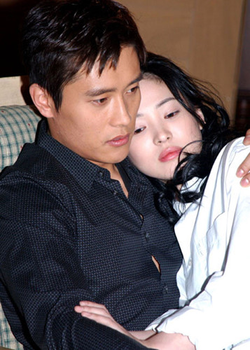 Lee Byung Hun được cho là mối tình đầu của Song Hye Kyo. Được biết, cả hai gặp và nảy sinh tình cảm khi đóng phim vào năm 2001. Ảnh: Zing