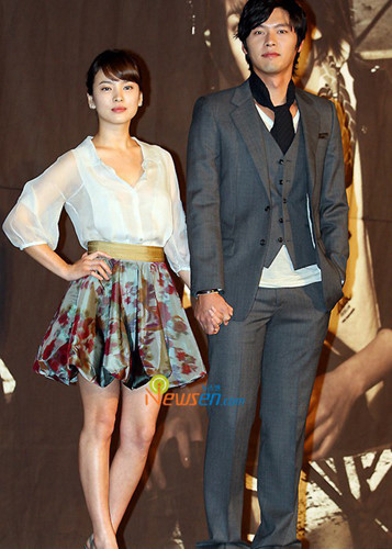 Đến năm 2009, Song Hye Kyo thừa nhận hẹn hò Hyun Bin. Đây cũng là mối quan hệ phim giả tình thật. Ảnh: Newsen
