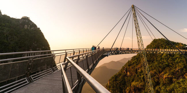 Cầu Langkawi Sky, Malaysia: Cây cầu dài 125m trên núi Mat Cincang là địa điểm lý tưởng để du khách chiêm ngưỡng toàn cảnh quần đảo Langkawi. Một số vị trí trên sàn cầu được làm bằng kính giúp bạn có thể ngắm cảnh phía dưới.