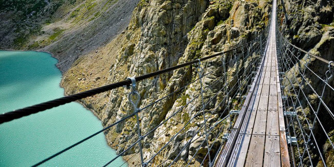 Cầu Trift, Thụy Sĩ: Nằm trên núi Alps, cầu Trift được xây dựng vào năm 2004 và là cây cầu đi bộ dài nhất cũng như cao nhất thế giới. Việc đi qua cây cầu là một thách thức ngay cả với du khách gan dạ nhất.