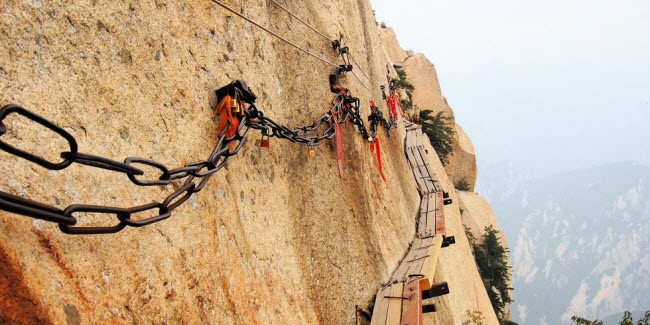 Cầu ván, Trung Quốc: Công trình bao gồm những tấm ván gắn trên vách núi Hóa Sơn. Độ cao 2.100 so với mặt nước biển là thách thức với những du khách muốn chinh phục cây cầu.