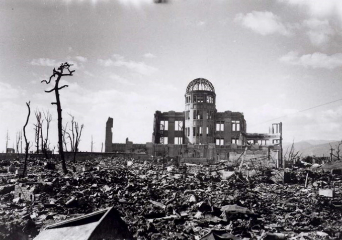 Vào tháng 10/1945, sau khi rời dự án Manhattan, nhà khoa học Oppenheimer đã có cuộc gặp với Tổng thống Truman. Tại đây, ông nói rằng, đôi tay của bản thân dính máu của những nạn nhân thiệt mạng trong hai vụ ném bom nguyên tử xuống Nhật Bản.