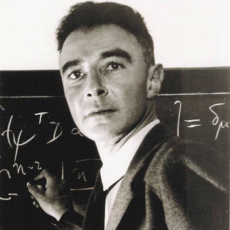 Người sáng tạo ra bom nguyên tử là nhà khoa học Julius Robert Oppenheimer. Ông là người đứng đầu dự án Manhattan - dự án nghiên cứu và chế tạo bom nguyên tử của Mỹ năm 1942.