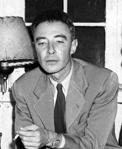 Trước khi tham gia dự án Manhattan, ông Oppenheimer là giáo sư vật lý ở đại học California.