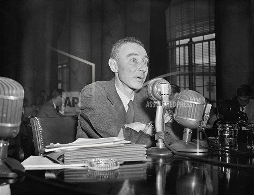 Sau khi gia nhập dự án Manhattan, nhà khoa học Oppenheimer đã cống hiến tài năng và tâm huyết của mình cùng với đồng nghiệp để dự án chế tạo bom nguyên tử sớm đạt được thành quả.