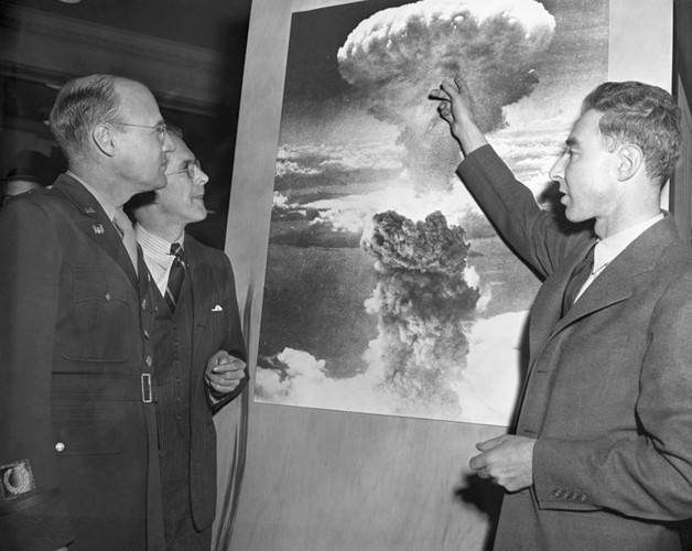 Khi phát biểu tại một cuộc họp vào tháng 5/1945, nhà khoa học Oppenheimer vô cùng hứng khởi và tự hào khi nói về sáng chế bom nguyên tử.