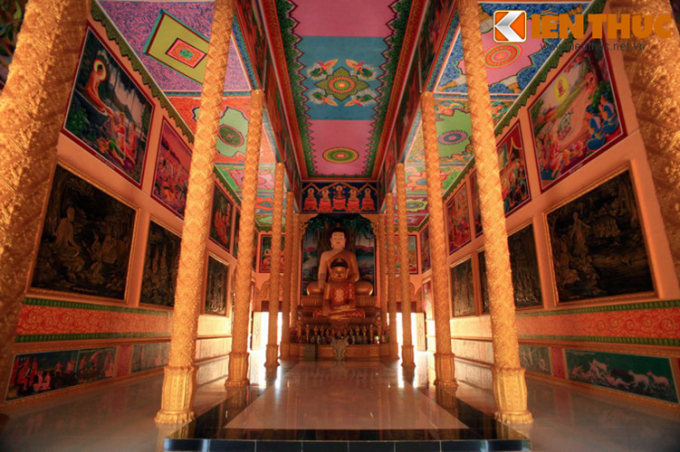 Không gian bên trong chính điện được bài trí rất trang nghiêm, vị trí cao nhất đặt bức tượng đức Phật Thích Ca có kích thước lớn, phía dưới là các tượng nhỏ hơn.