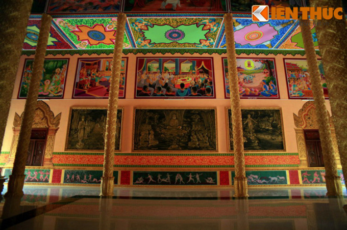 Các vách tường trong điện được trang trí bằng nhiều bức tranh rất lộng lẫy, nhiều màu sắc, thể hiện các chủ đề Phật giáo khác nhau.