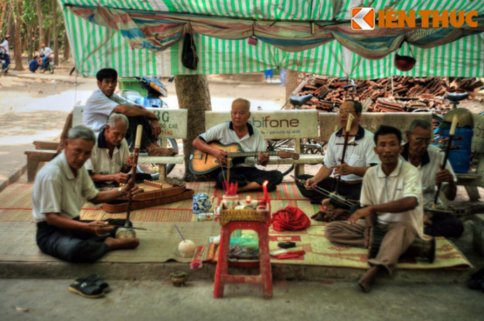 Ngoài những nét độc đáo trên, chùa Dơi còn là một địa điểm lý tưởng để khám hóa văn hóa của người Khmer Nam Bộ. Đến thăm chùa, du khách sẽ có dịp thưởng thức màn trình tấu tuyệt vời của dàn nhạc ngũ âm, loại hình âm nhạc truyền thống Khmer.