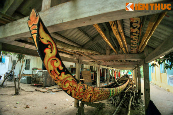 Chiếc ghe ngo - thuyền rồng truyền thống của ngươi dân tộc Khmer được bày trong khuôn viên chùa, sẽ được sử dụng trong các kỳ lễ hội Khmer.