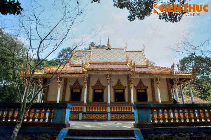 Nằm ở phường 3, TP Sóc Trăng, tỉnh Sóc Trăng, chùa Dơi còn được gọi là chùa Mã Tộc hay chùa Mahatup, là ngôi chùa nổi tiếng bậc nhất của đồng bào Khmer ở khu vực Nam Bộ.