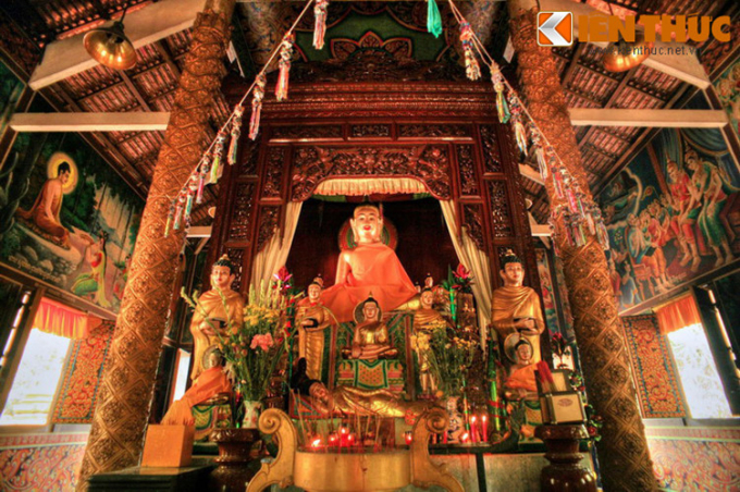 Trong chánh điện có pho tượng Phật Thích Ca bằng đá nguyên khối đặt trên một tòa sen cao khoảng 2m và một pho tượng miêu tả Đức Phật cưỡi trên rắn thần Muchalinda.