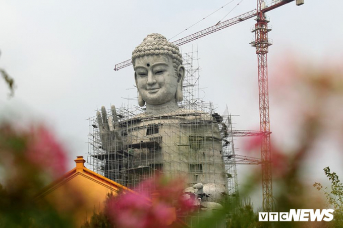 Với chiều cao hơn 60 m, pho tượng Phật vì hòa bình nổi bật khi nhìn từ xa.