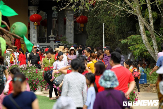 Dù pho tượng chưa hoàn thành, nhưng trong thời gian qua đã có rất đông người tới chùa Khai Nguyên để chiêm ngưỡng tượng phật khổng lồ.