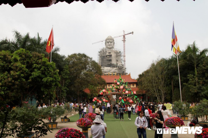Chùa Khai Nguyên ở Sơn Tây còn được gọi là chùa Tản Viên, tên hiệu đầy đủ là Tản Viên Sơn Quốc Tự. Chùa có niên đại lịch sử từ thời nhà Lý nửa đầu thế kỉ XI. Ngôi chùa này cách trung tâm thành phố Hà Nội chỉ khoảng 20 km.