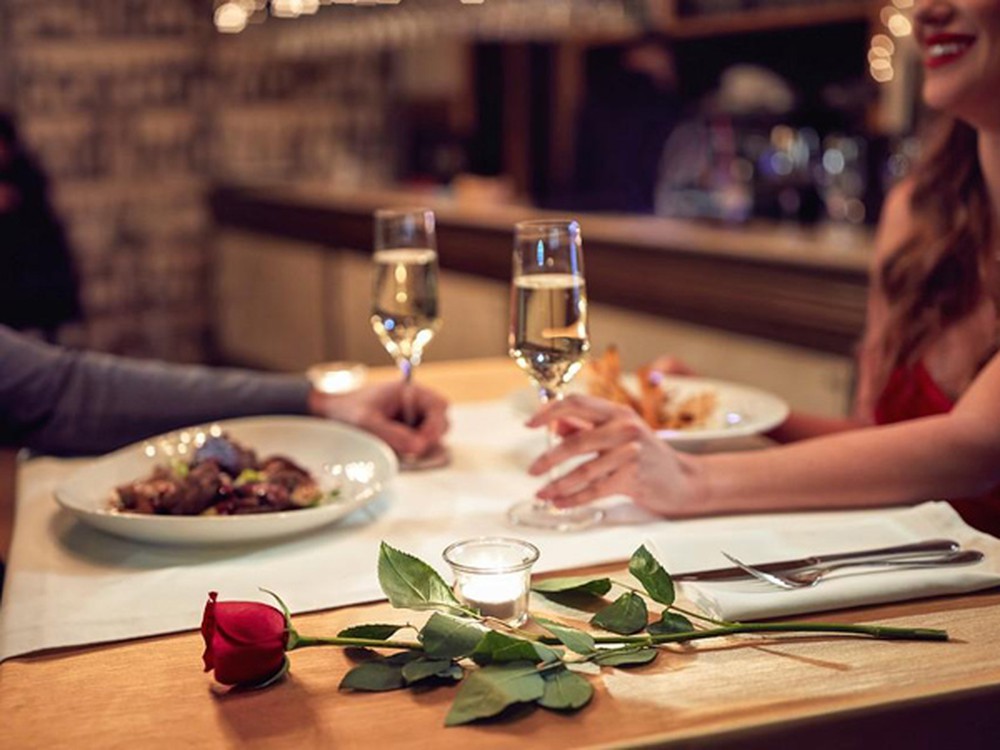 Nếu không có thời gian thì một bữa tối lãng mạn là lựa chọn tốt nhất 