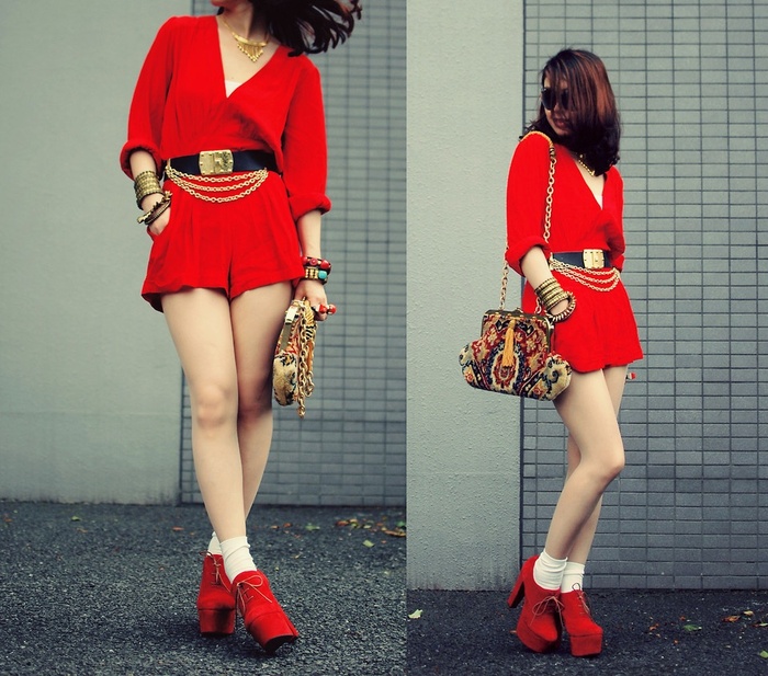 Chỉ cần kết hợp bộ jumpsuit màu đỏ cùng giày cao gót cùng tông và túi xách họa tiết là đã đủ cho bạn nổi “bần bật” khi dạo phố dịp Tết này!  