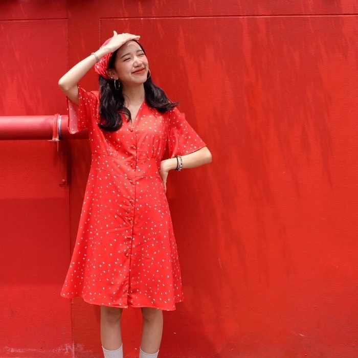 Váy đỏ cổ V chấm bi giúp bạn nổi bật hơn giữa không khí mùa xuân siêu dễ chịu mà không hề “chói lóa” một chút nào.  