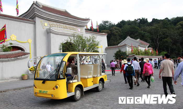  Khi tham quan Khu di tích Yên Tử, du khách sẽ được đi xe điện miễn phí từ bãi gửi xe vào Trung tâm Văn hóa Trúc Lâm và chân cáp treo chùa Giải Oan. 
