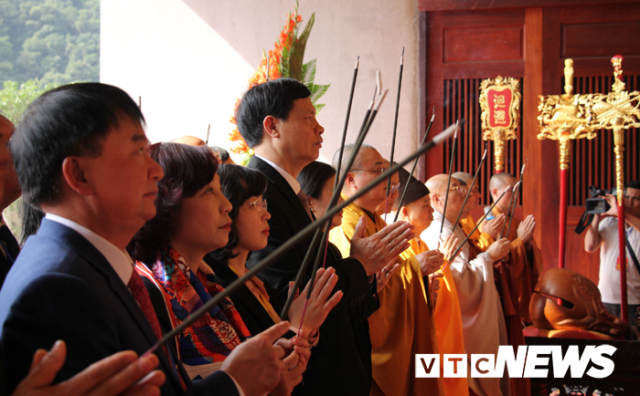 Lãnh đạo tỉnh Quảng Ninh và Trung ương Giáo hội Phật giáo Việt Nam, tỉnh Quảng Ninh và TP Uông Bí dâng hương, thực hiện nghi thức cầu quốc thái dân an.  