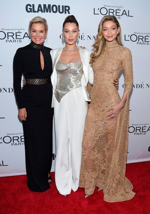 Yolanda Hadid trông như chị em khi đứng cạnh hai con gái Gigi và Bella 