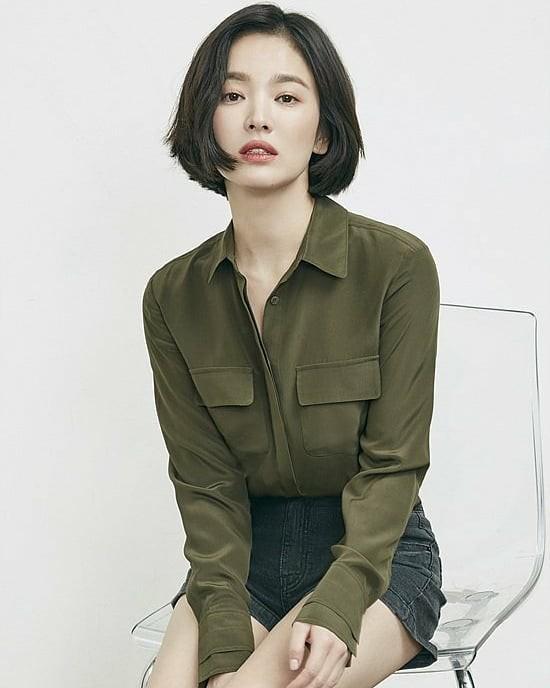 Với số tuổi đã ngoài 30, mái tóc bob bồng bềnh tự nhiên này giúp Song Hye Kyo trẻ trung, tươi tắn hơn - Ảnh: Internet 