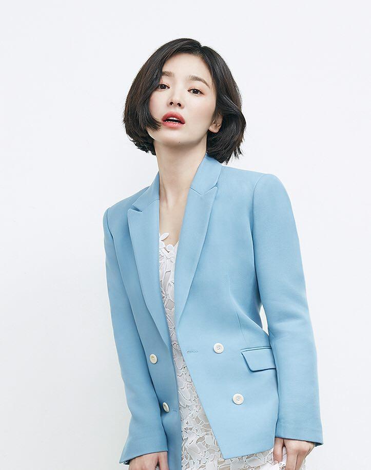 Kết hợp với lối trang điểm nhẹ nhàng, mái tóc ngắn này giúp bà xã Song Jong Ki trẻ đẹp như cô gái 20 - Ảnh: Internet