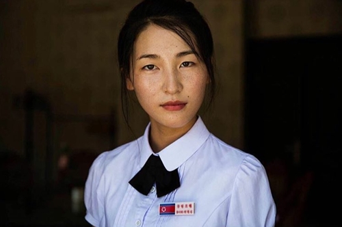  Trang phục kín đáo và huy hiệu trên ngực áo là sự lựa chọn thường xuyên của phụ nữ Triều Tiên