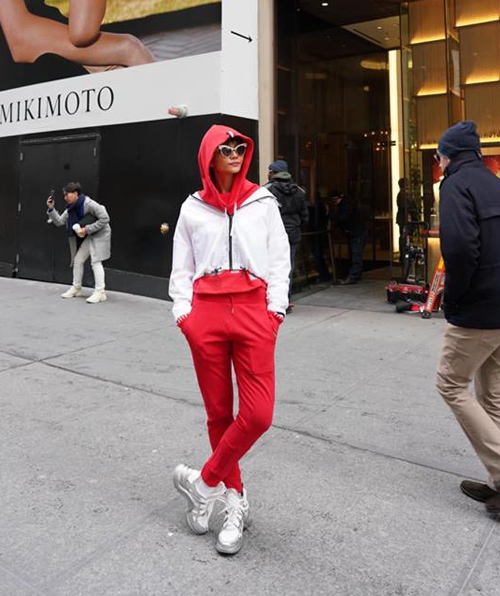 H'Hen Niê khiến người hâm mộ thích thú khi khoe street style cool ngầu trên đường phố New York. Hoa hậu diện cây đồ rực rỡ, kết hợp giày thể thao và mắt kính hàng hiệu. Tổng thể khỏe khoắn, năng động và cực high fashion. 