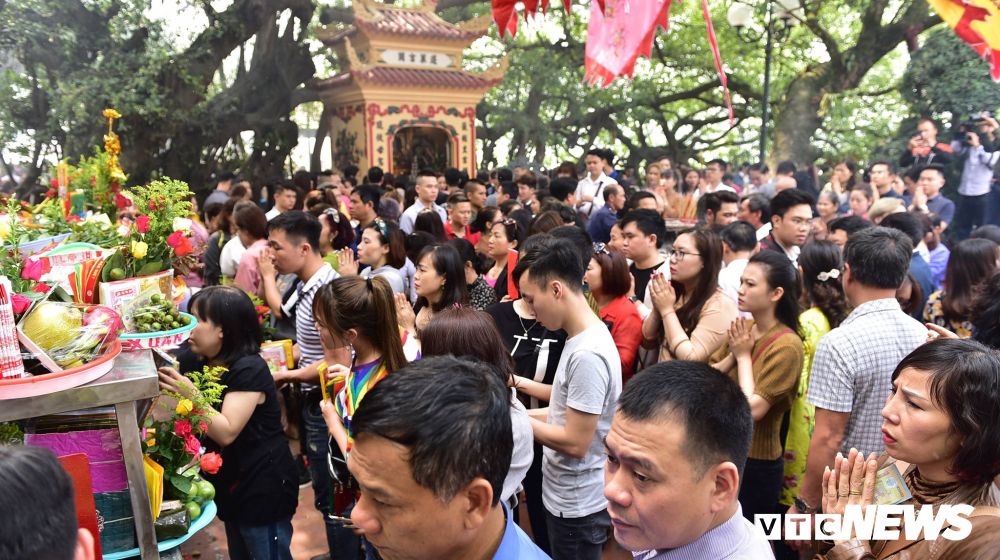 Trưa 19/2 (tức ngày 15 tháng Giêng), hàng ngàn người dân đổ về phủ Tây Hồ (Hà Nội) để lễ Rằm tháng Giêng. 
