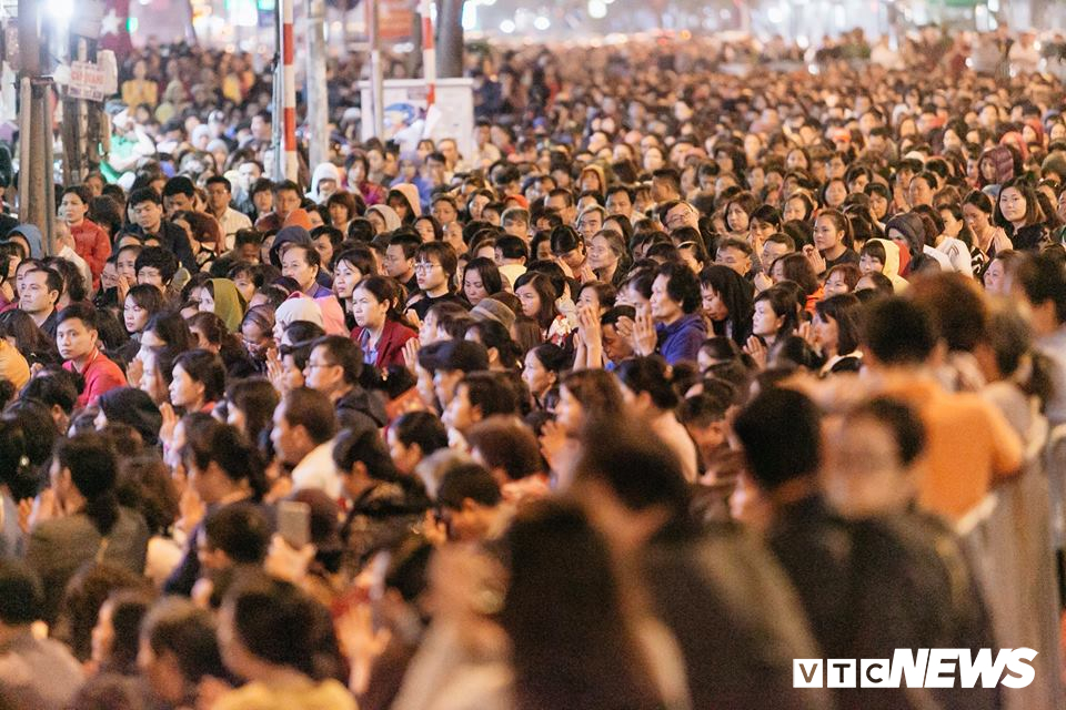   Hàng nghìn người tham gia lễ cúng dâng sao giải hạn. 