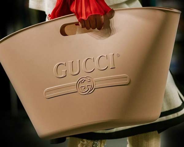 Hay chiếc túi nhựa của Gucci cũng từng được so sánh như chiếc làn đi chợ của các bà nội trợ. 