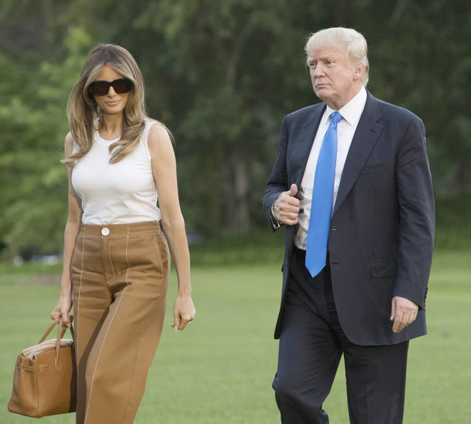 Trong một lần khác đi cùng Tổng thống Trump, đệ nhất phu nhân nước Mỹ diện cây hàng hiệu trị giá 13.461 đô-la (hơn 312 triệu đồng), gồm quần Bally (giá bán hơn 23 triệu đồng), áo D&G, giày Manolo Blahnik và túi xách Cognac Hermès Birkin. 