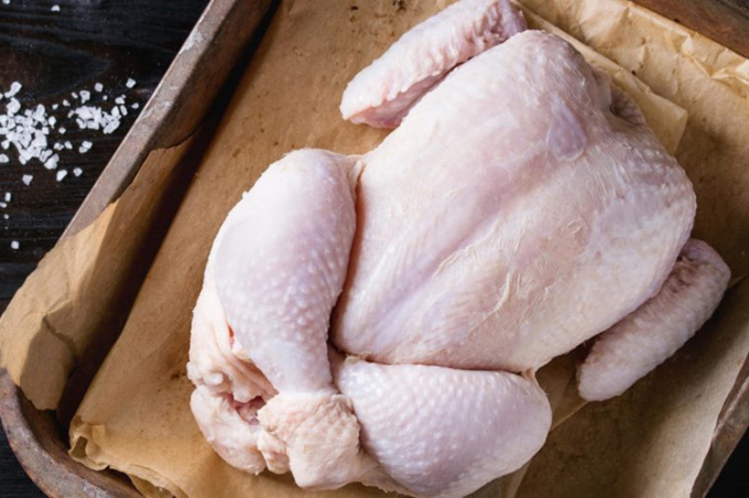 Rã đông gà quá lâu: Đối với thịt gà sống đông lạnh, nhiều bà nội trợ trước khi chế biến thường có thói quen lấy gà ra khỏi tủ lạnh nhiều giờ đồng hồ để rã đông từ từ. Tuy nhiên, ở nhiệt độ phòng, thịt có thể bắt đầu phát triển các vi khuẩn có hại, nếu tiêu thụ có thể dẫn đến tình trạng ngộ độc thức ăn.