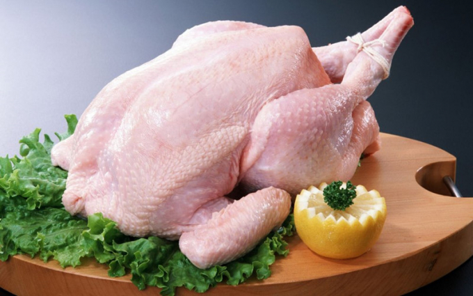 Thịt gà sống chỉ mang ra khi bạn chuẩn bị nấu ăn. Nếu gà đông lạnh, bạn nên chủ động để thịt từ ngăn đá xuống ngăn mát từ sớm hoặc cho thịt vào túi kín và ngâm trong nước, thịt sẽ rã đông tốt hơn, nhanh hơn, giảm thiểu nguy cơ gây hại.