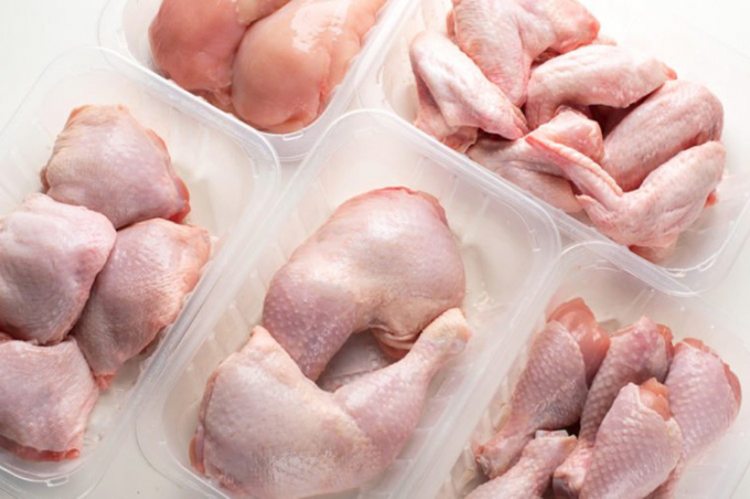 Lưu trữ thịt gà không đúng cách: Thông thường, nhiều người nghĩ rằng thịt sống có thể đặt ở bất cứ kệ nào trong tủ lạnh? Tuy nhiên, nước từ gà sống có thể rò rỉ và nhỏ giọt bên ngoài bình chứa. Đây có thể là nguồn vi khuẩn nếu nó tiếp xúc với sản phẩm của bạn. Do vậy, bạn cần bọc kín thịt gà và đặt ở kệ dưới cùng của tủ lạnh.