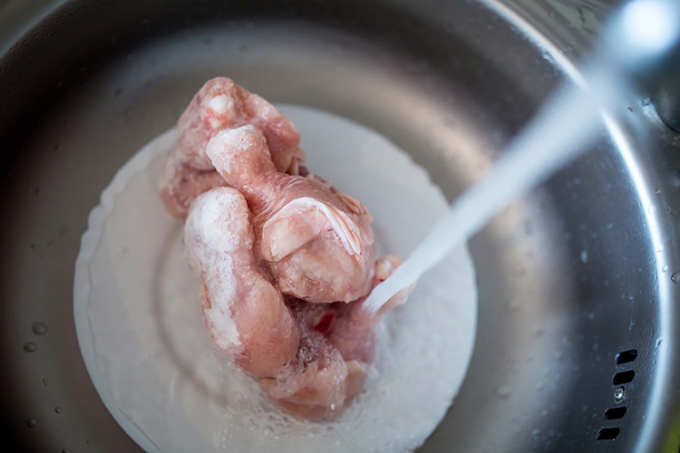 Rửa gà trước khi nấu: Thịt gà sống không cần và không nên rửa bằng bất cứ cách nào. Bởi việc đó có thể khiến cho vi khuẩn trên gà để bắn tung tóe và bám vào các bề mặt xung quanh, thay vì loại bỏ chúng khỏi thịt gà. Sau khi mua thịt gà về, bạn có thể nấu ngay mà không cần rửa lại, hạn chế tiếp xúc với thịt gà sống.