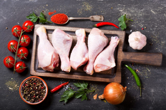 Để gà sống chạm vào các loại thực phẩm khác: Khi chế biến, bạn không được dùng thớt chặt gà sống để sơ chế các thực phẩm khác. Điều này là do nước từ thịt gà sống có thể xâm nhập và gây ô nhiễm thực phẩm của bạn.