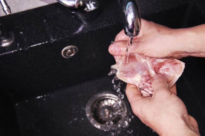 Quên rửa tay sau khi cầm thịt gà sống: Hãy cẩn thận không chạm vào bất kỳ bề mặt nào sau khi xử lý gà sống. Khi tay bạn đã tiếp xúc với gà sống, chúng có thể nhanh chóng bị nhiễm chéo bất cứ thứ gì bạn chạm vào. Các núm kéo, bàn, hộp đựng gia vị và nhiều thứ khác có thể bị lây lan các vi khuẩn có hại. Ảnh: RD.