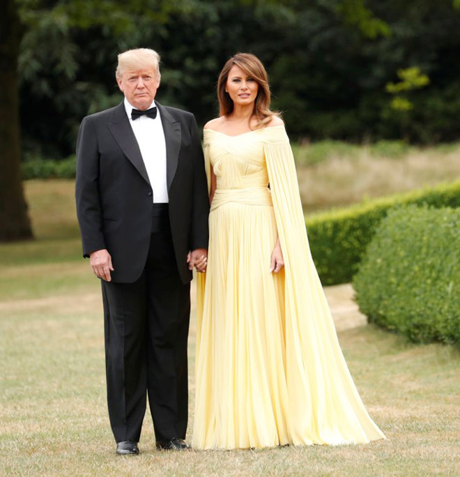 Trong chuyến thăm nước Anh năm 2018, đệ nhất phu nhân nước Mỹ mặc đầm màu vàng của hãng J. Mendel. Theo USA Today, nó được bán với giá 6.990 đô-la (khoảng 162 triệu đồng). 