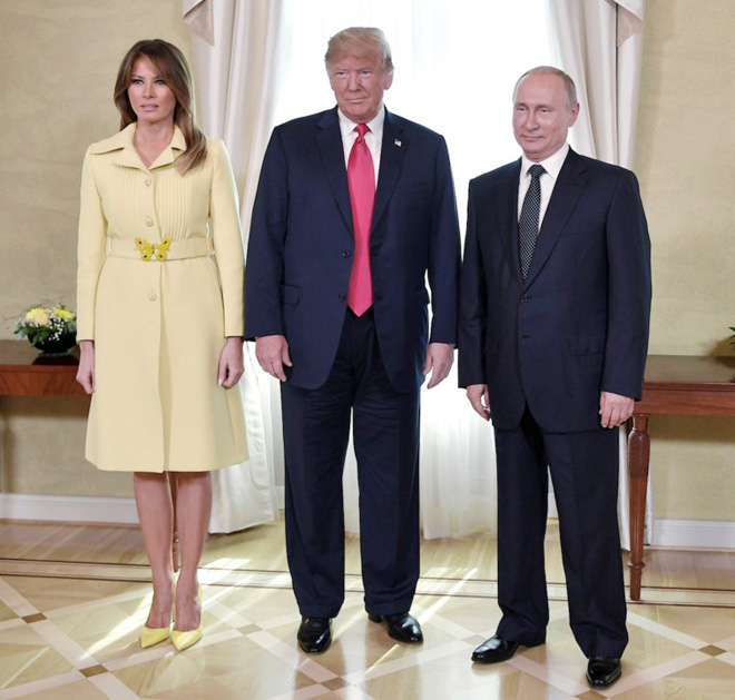 Trong cuộc gặp Tổng thống Nga - Vladimir Putin năm 2018, bà Melania Trump mặc áo choàng Gucci có giá 3.701 đô-la (85,8 triệu đồng). 