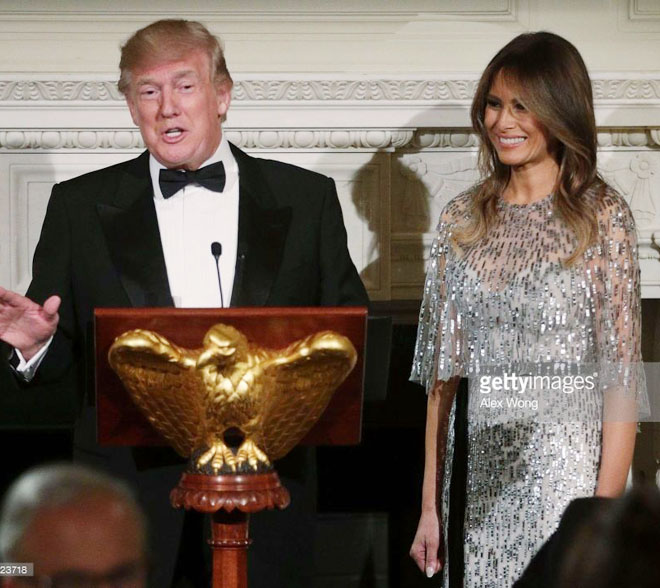  Trang phục đắt đỏ tiếp theo của bà Melania Trump là váy lấp lánh Monique Lhuillier, trị giá 7,995 đô-la (khoảng 185 triệu đồng). Hiện tại, thiết kế này không còn được bán lẻ tại cửa hàng Bergdorf Goodman.