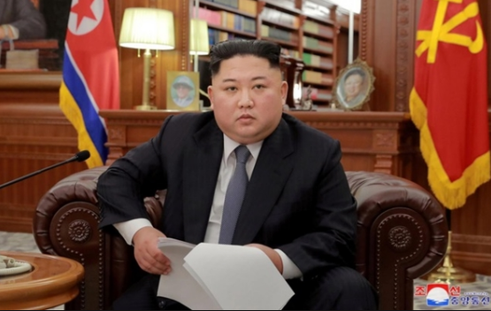Diện mạo mới mẻ của nhà lãnh đạo Triều Tiên Kim Jong-un khi đọc diễn văn đầu năm. (Ảnh: KCNA) 