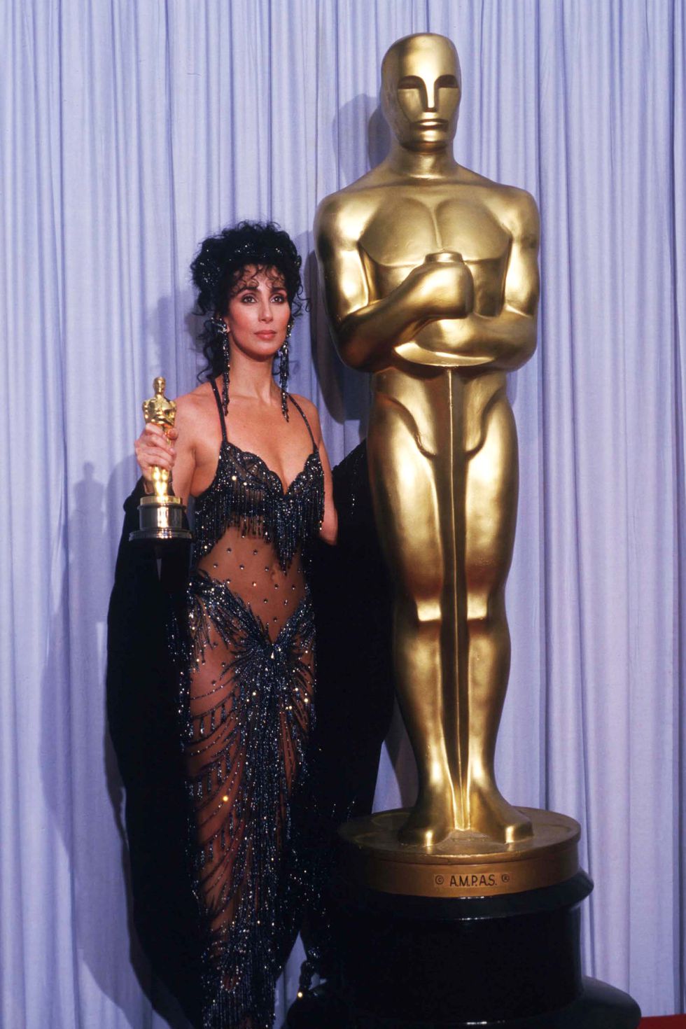 Tại Oscar 1988, Cher diện bộ váy được xem là quá táo bạo so với thời điểm đó khi tới dự lễ trao giải với vai diễn trong Moonstruck. 