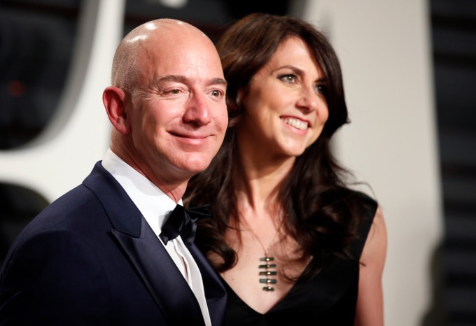 Jeff Bezos và người vợ tào khang MacKenzie. Ảnh: Reuters. 