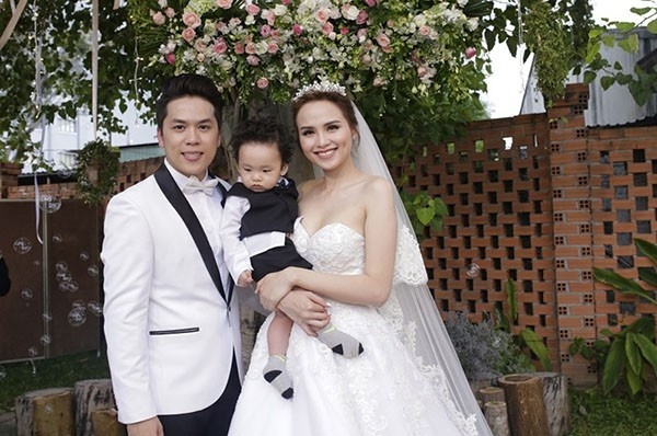 Sau khi chia tay chồng đại gia, Diễm Hương bén duyên với doanh nhân trẻ tên Quang Huy. Cả hai tổ chức đám cưới khi đã có con đầu lòng. 