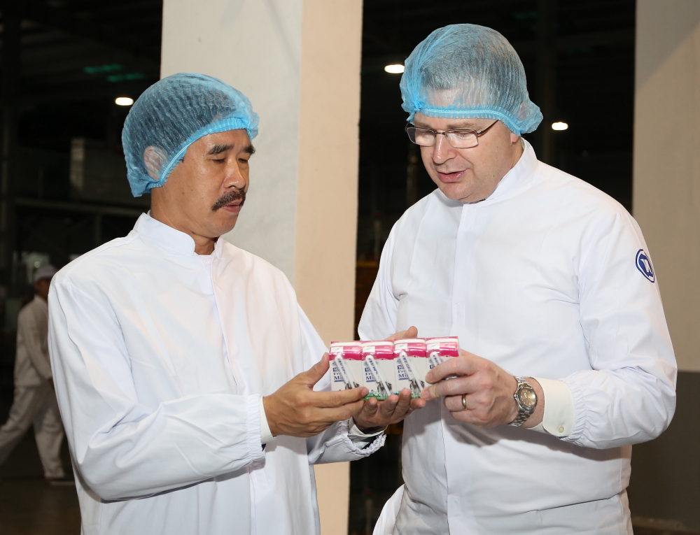 Đại sứ Daniel J. Kritenbrink và ông Nguyễn Quốc Khánh – Giám đốc Điều hành Vinamilk trao đổi về sản phẩm của Vinamilk khi tham quan nhà máy sữa Vinamilk Nghệ An.  